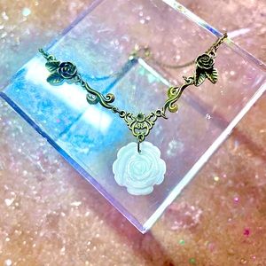 Carved Floral Shell Antique Style Retro Necklace